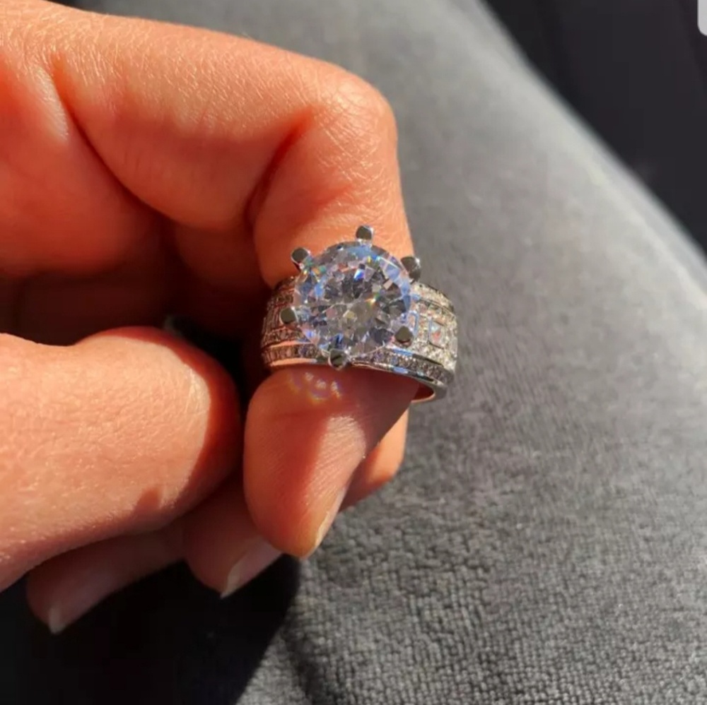sterling silver ring with simulated diamond - Picture 5 of 9